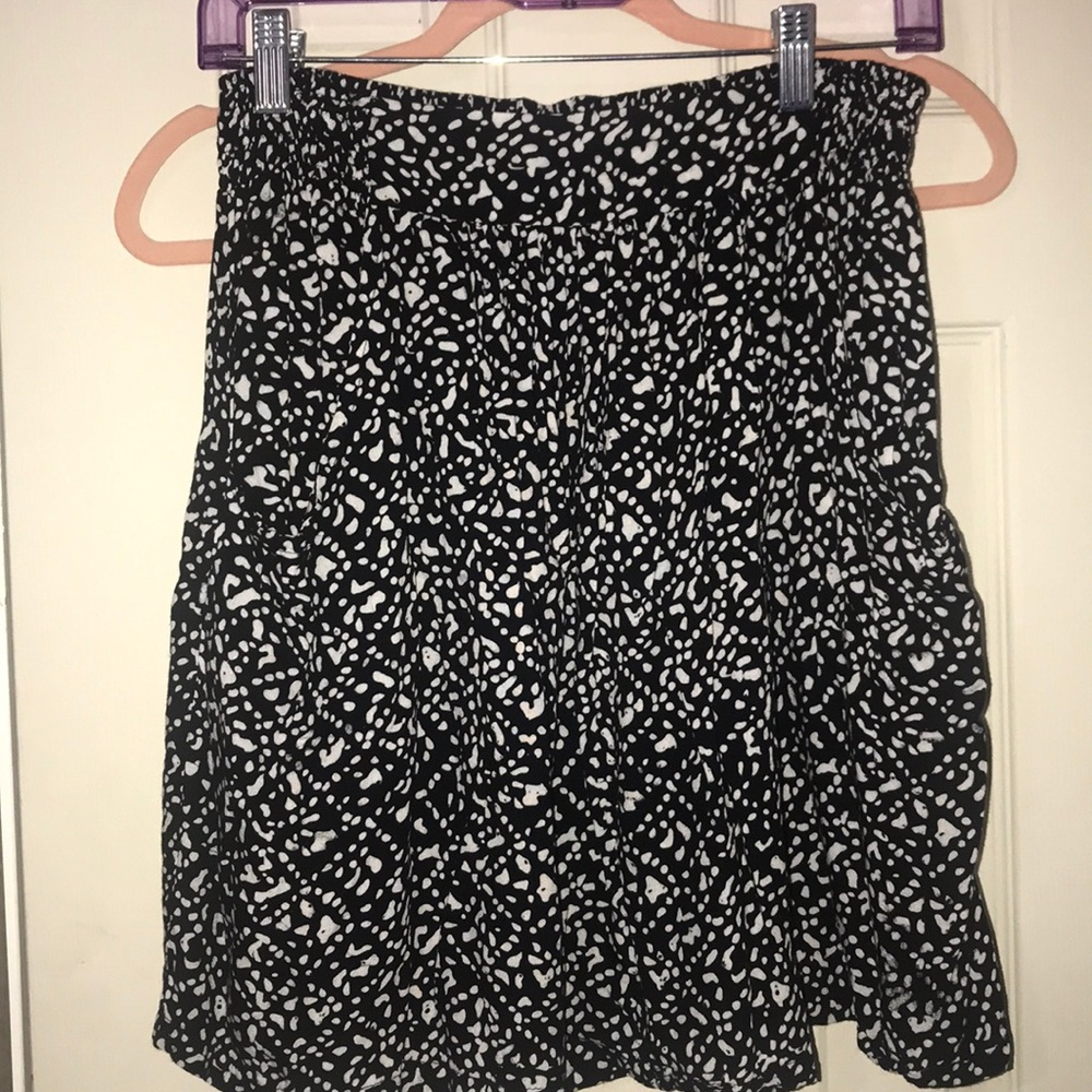 Black and white skirt with pockets